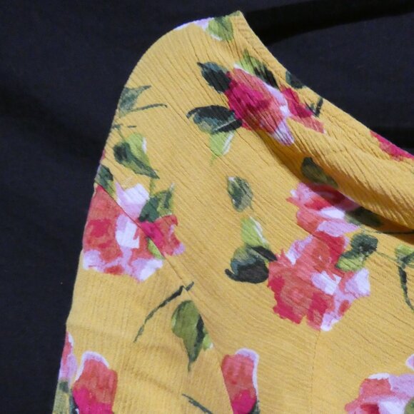 U2B | medium | Floral Yellow Crop Top | Zip-Up Back - Picture 3 of 16